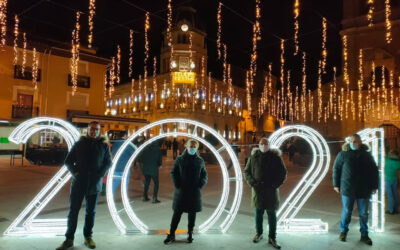 La Bañeza enciende la iluminación navideña con los mejores deseos para 2021