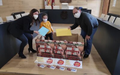 Julia Tocino se lleva el premio ‘gordo’ de la campaña del comercio «La Bañeza, tu mejor regalo»