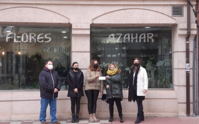 Flores Azahar dona el primer premio del concurso de escaparates a la AFA