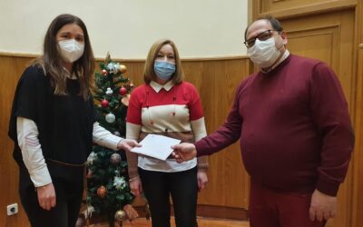 Julia Tocino recoge su premio de la campaña del comercio bañezano por valor de mil euros