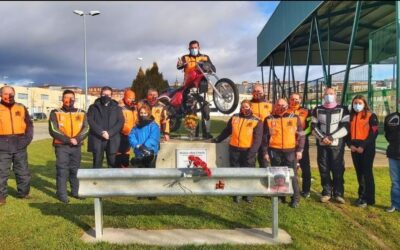 El Motoclub Los Froilanes realiza una ofrenda floral por los fallecidos en carretera ante el monumento al motorista de Astorga