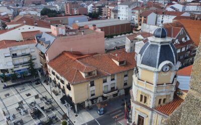 La Bañeza destina 142.000 euros a un nuevo camión-grúa, el arreglo de la piscina de verano y la acera de los pisos de la azucarera
