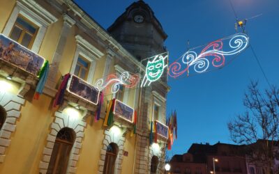 Iluminación carnavalera y gran pantalla de LED para que los bañezanos no olviden su fiesta de Interés Turístico Nacional