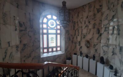 Los operarios municipales restauran la vidriera de la escalera principal del consistorio bañezano