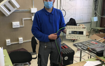Samuel Carnicero Villazala, alumno del IES Vía de la Plata de La Bañeza, consigue la medalla de oro en «Skills Castilla y León 2021»