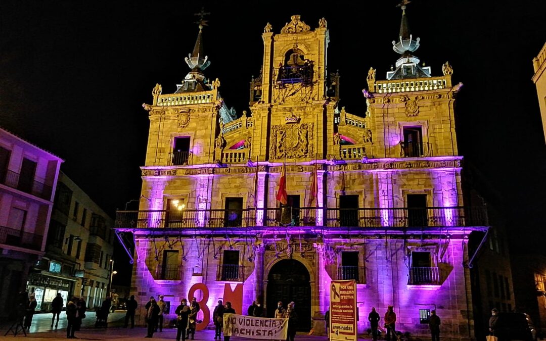 Astorga se tiñe de violeta en el día de la Mujer