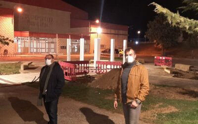 Continúan los trabajos de mejora de la iluminación en las zonas deportivas de La Bañeza