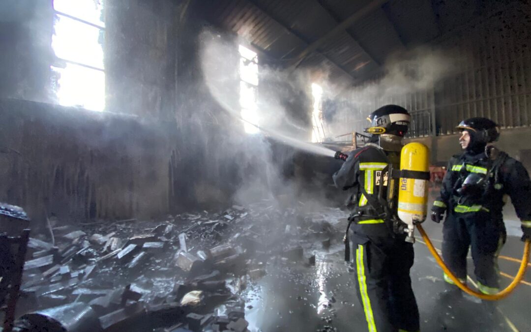 Los Bomberos de León intervienen en el incendio de una nave en Castrillo de San Pelayo (municipio de Villazala)