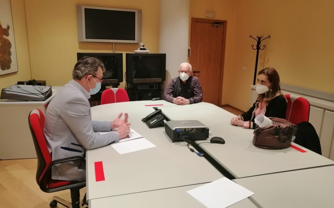 El delegado territorial de la Junta se reúne con la alcaldesa de Santa María del Páramo para repasar las demandas del municipio