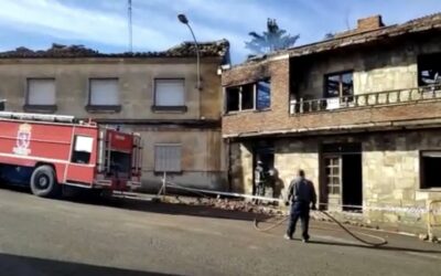 Un incendio calcina una vivienda deshabitada en La Bañeza