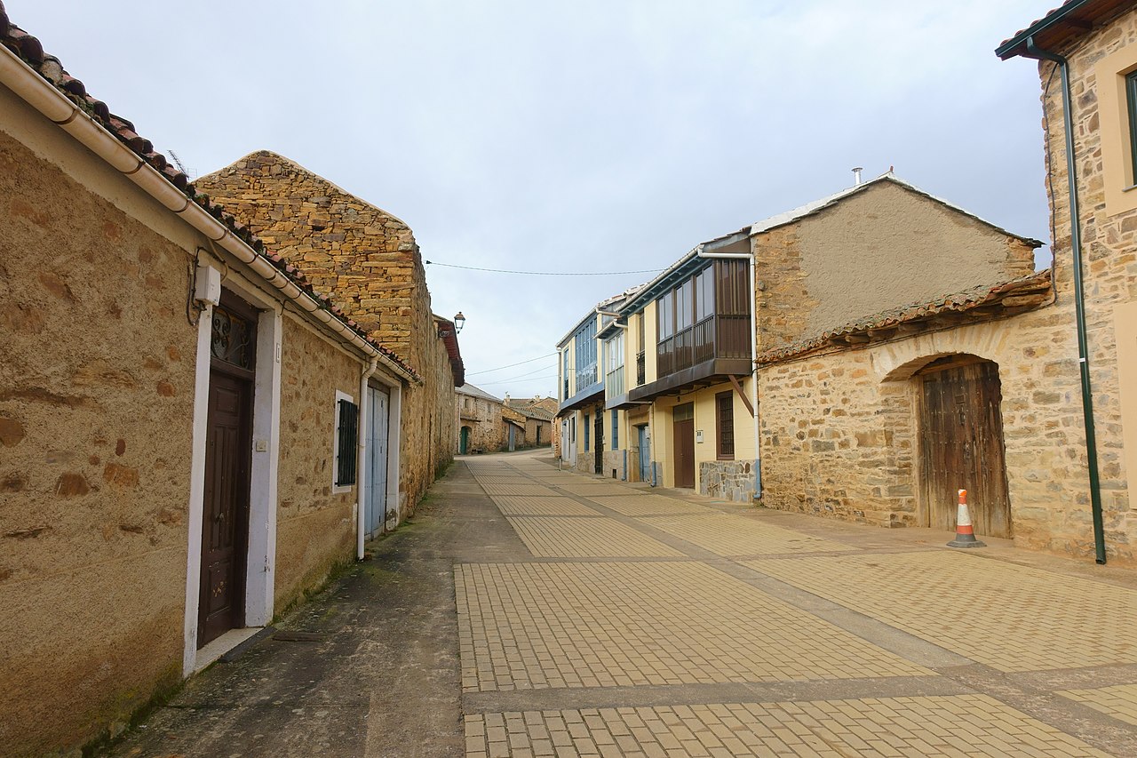 Santa Colomba de Somoza destinará 240.000 euros a pavimentar calles y mejorar servicios municipales