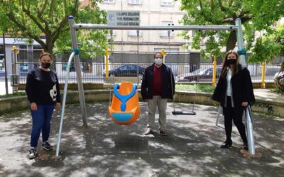 El Ayuntamiento de La Bañeza instala un columpio adaptado como primera actuación para favorecer la inclusión social y educativa