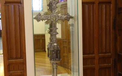 La macolla de la cruz procesional de Santiago Millas es la pieza de este mes en el Palacio de Gaudí