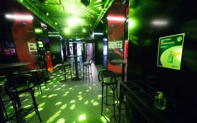 La Junta vuelve a prohibir el consumo en barra y de pie en el interior de los bares