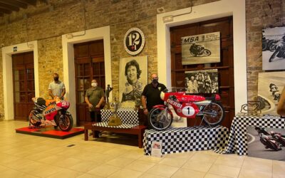 La Bañeza expone por primera vez juntas ‘la bala roja’ de Ángel Nieto y la moto de Marc Márquez