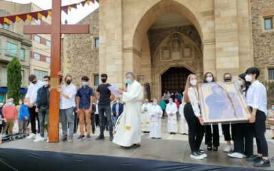 La Bañeza da la bienvenida a la Cruz que San Juan Pablo II regaló a los jóvenes