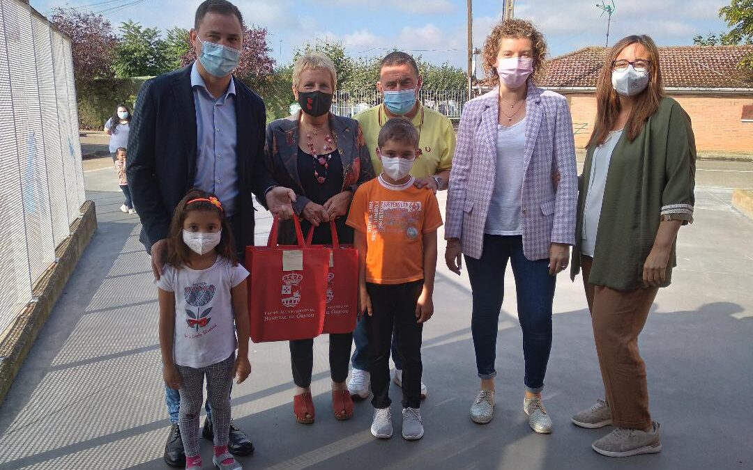 El Ayuntamiento de Hospital entrega el material escolar gratuito en el décimo aniversario del banco de libros pionero en la provincia