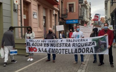 Unas 250 personas se manifiestan en La Bañeza contra la embotelladora de Quintanilla de Flórez