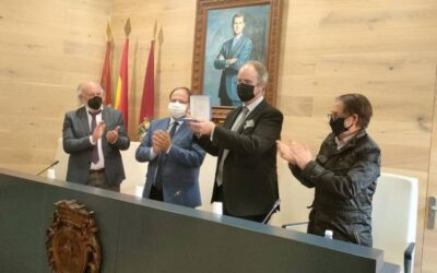 El IES Vía de la Plata de La Bañeza recibe la medalla de oro de la ciudad tras 50 años fomentando la igualdad de oportunidades