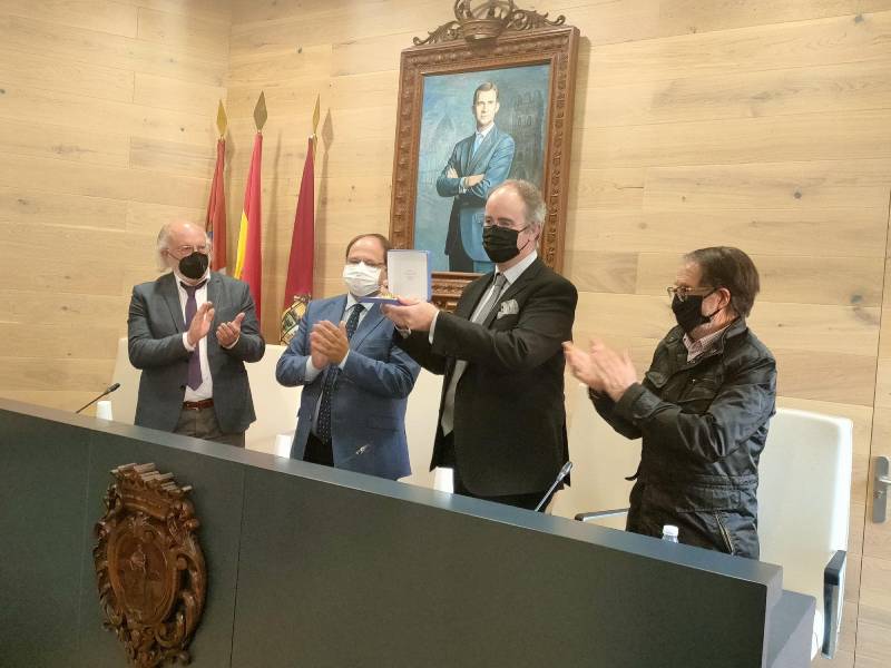El IES Vía de la Plata de La Bañeza recibe la medalla de oro de la ciudad tras 50 años fomentando la igualdad de oportunidades
