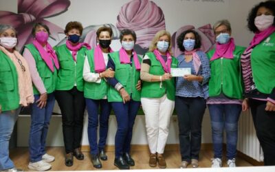 La bañezana Marifé de la Torre, «magnífica» de Saber y Ganar, dona parte de lo conseguido en el programa a la junta local de La Bañeza de la AECC
