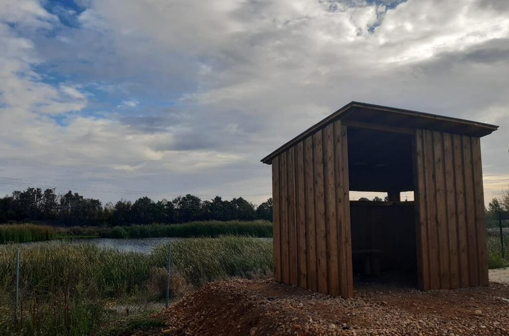 Santa María del Páramo instala un observatorio de aves en el municipio para dar valor a la laguna de Feldo