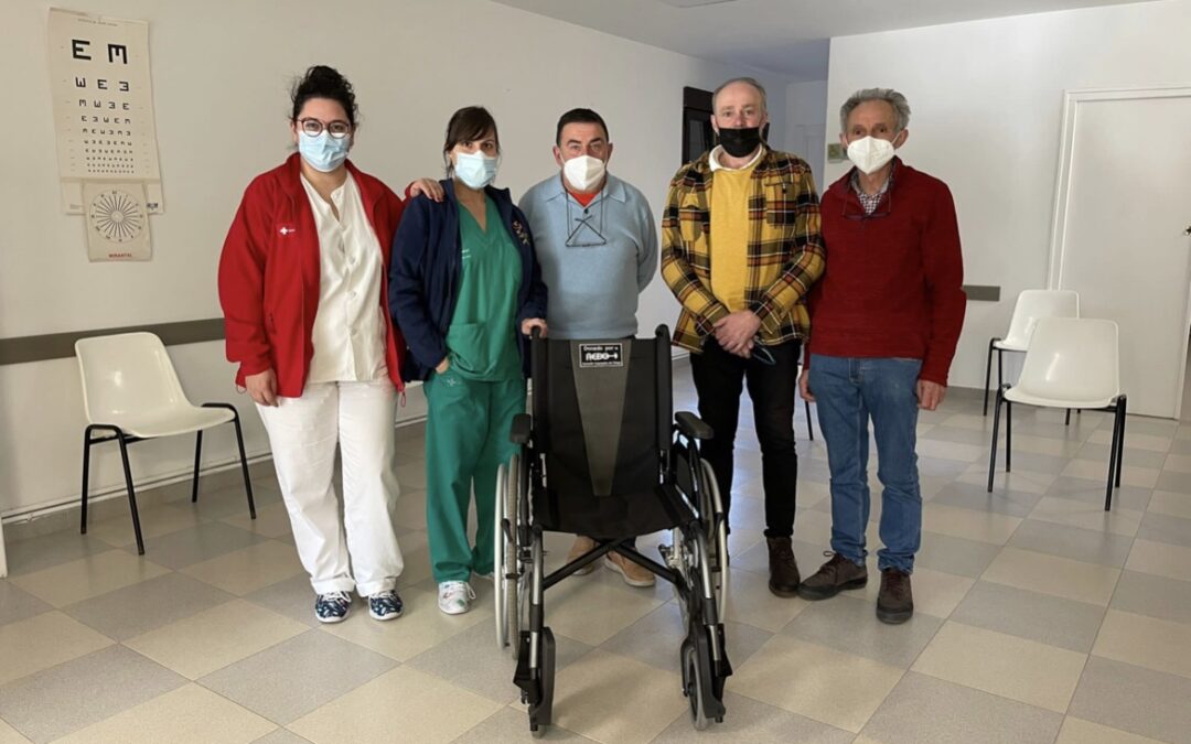 Los empresarios del Órbigo donan sillas de ruedas a los consultorios médicos de Hospital y Veguellina