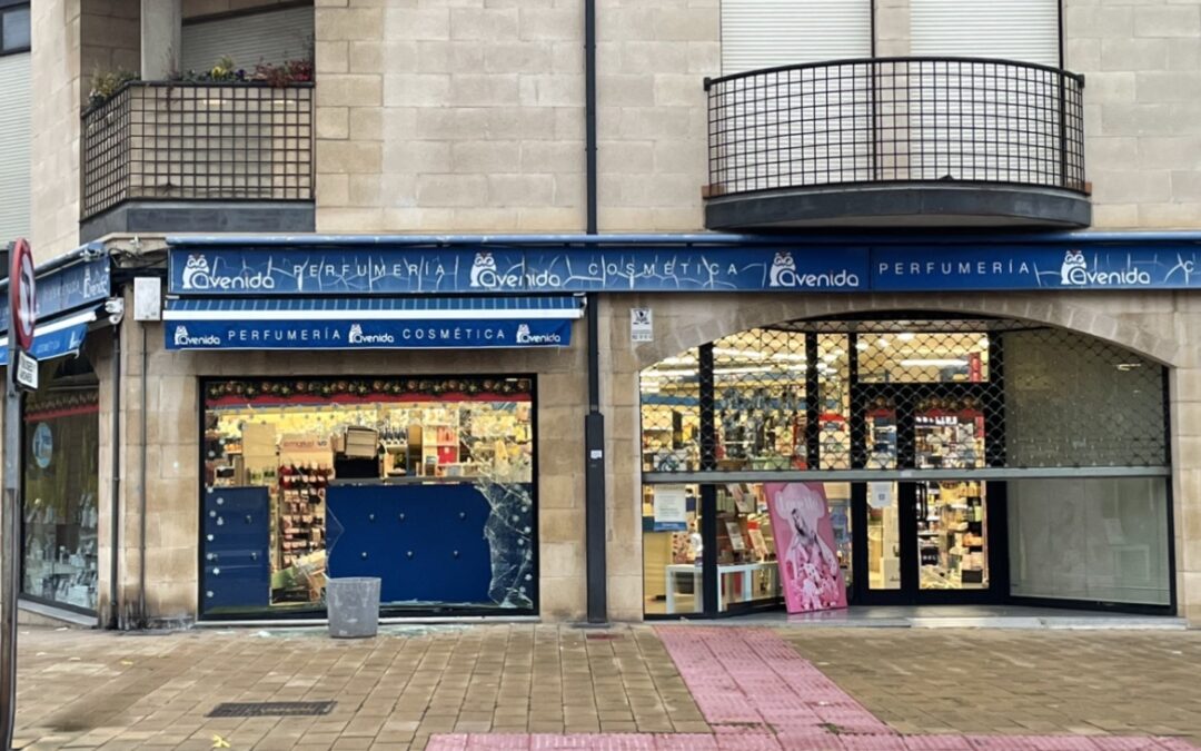 Empotran un coche contra el escaparate de una perfumería en Astorga y entran a robar