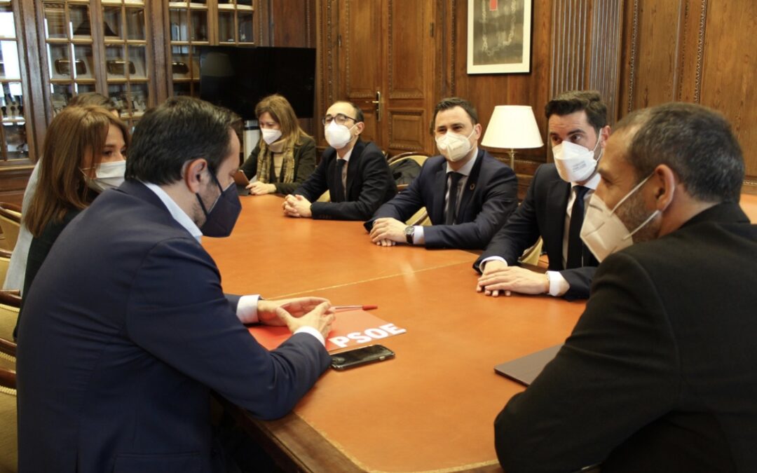 Los diputados del PSOE por León se reúnen con el secretario de Infraestructuras para abordar la situación ferroviaria en la Ruta de la Plata