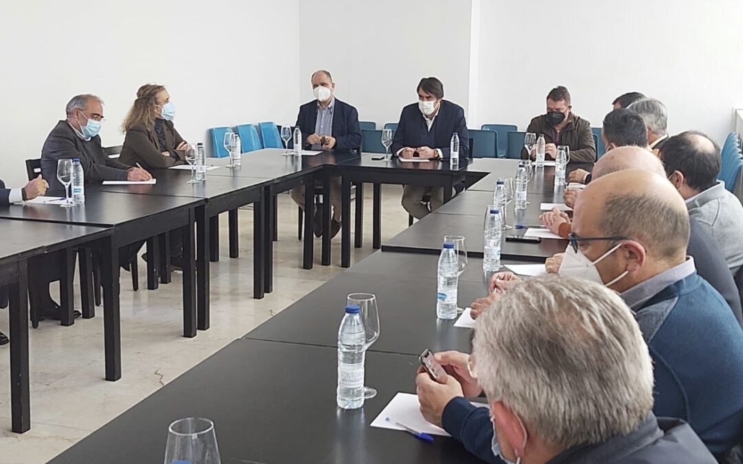 Quiñones se reúne en Astorga con la patronal del transporte y avanza el compromiso de extender el transporte a la demanda a todos los días