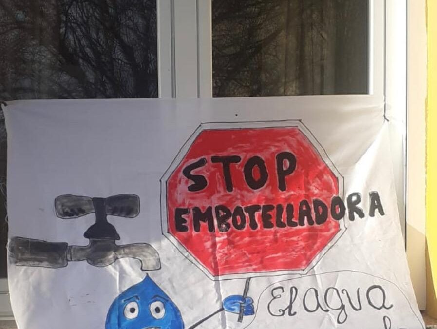 Los Amigos del Valle del Jamuz muestran su rechazo contra la embotelladora con carteles y pancartas en viviendas y espacios públicos