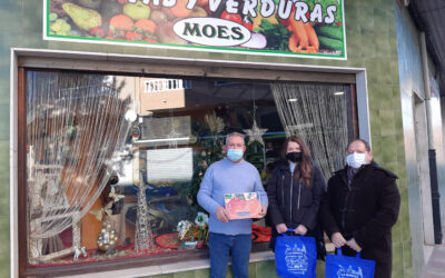 Frutería Moes gana el concurso de escaparates navideños en La Bañeza