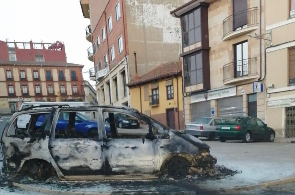 Un coche resulta calcinado en la Plaza Porfirio López de Astorga
