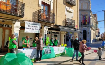 La Bañeza conmemora el Día Mundial del Cáncer coincidiendo con el mercado semanal