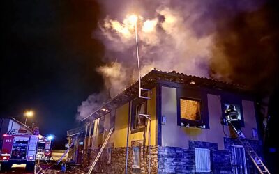 El fuego calcina una vivienda en Vega de Antoñán