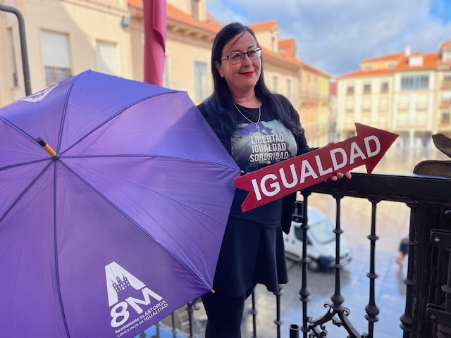 Astorga colocará 500 paraguas morados en varias calles para visibilizar los techos de cristal y propone un programa cultural para reivindicar la igualdad con motivo del 8M