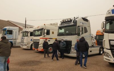 Una caravana de camiones recorre Astorga para protestar por la subida del combustible y las cargas fiscales del sector