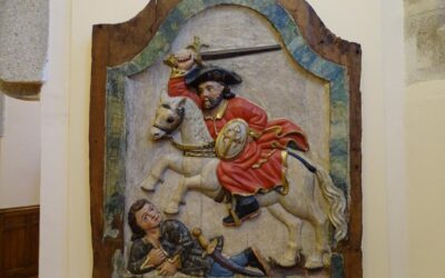 La pieza de abril en el Palacio de Gaudí presenta un relieve del siglo XVIII de Santiago Matamoros
