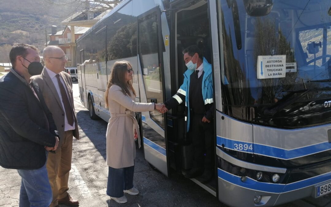 La Junta presenta el bono rural de transporte gratuito a la demanda que dará servicio a 33 localidades de La Cabrera