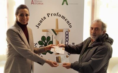 Entrega de los sobres y el sello conmemorativo con motivo del 25 aniversario del Cristo del Amor y del Perdón