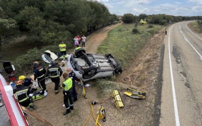 Herido un varón de 54 años tras volcar su turismo en la LE-125 en La Bañeza