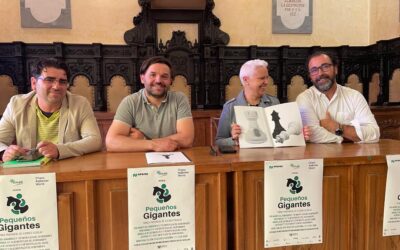 Más de 20 equipos de los colegios de Astorga y comarca participan en el torneo de ajedrez ‘Pequeños Gigantes’ con piezas de caucho reciclado y en el tablero más grande del mundo