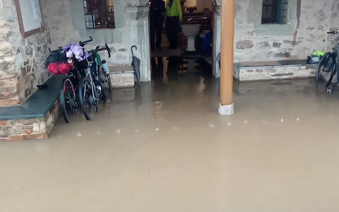 Inundada la entrada de la ermita del Ecce Homo de Valdeviejas