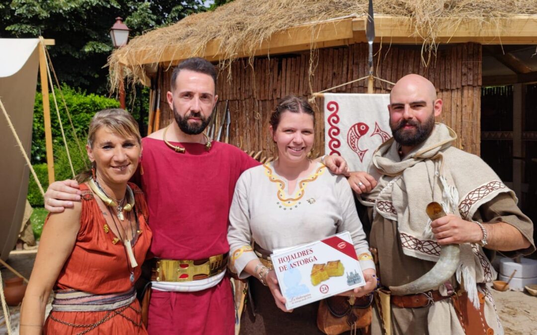 La Asociación de Astures y Romanos de Astorga luce el nombre de la ciudad en el “Arde Lucus”