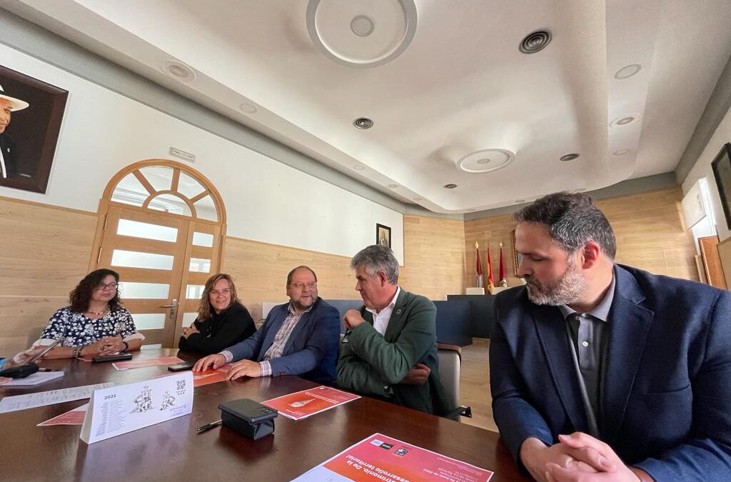 La Bañeza presenta el nuevo curso de verano de la UNED, dedicado al mundo rural y al patrimonio