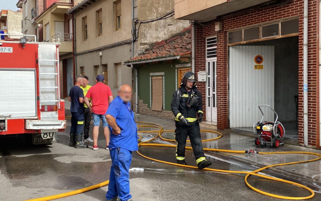 Los Bomberos de León intervienen en el incendio de un garaje en La Bañeza