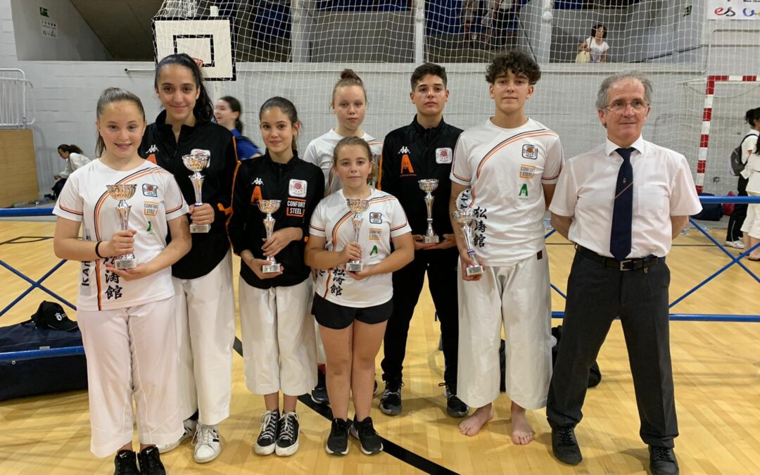 Los Karatekas astorganos clausuran el año deportivo con diez medallas en el Campeonato de Edades