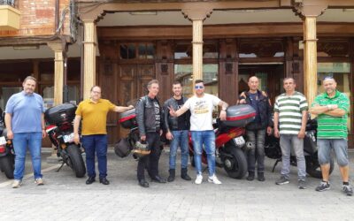 Un grupo de motoristas portugueses visitan La Bañeza