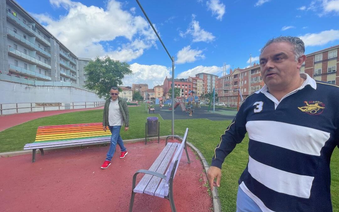 El PP denuncia que “muchos niños se han clavado astillas en las manos por el mal estado del parque de la Avenida de Ponferrada”