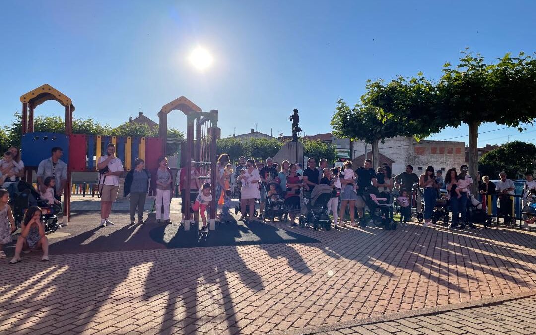 El Ayuntamiento de Santa María del Páramo sigue con el reconocimiento a los 26 nacidos en el 2021